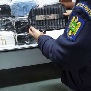 Bunuri susceptibile a fi contrafăcute, în valoare de peste 70.000 lei, descoperite de polițiștii de frontieră giurgiuveni