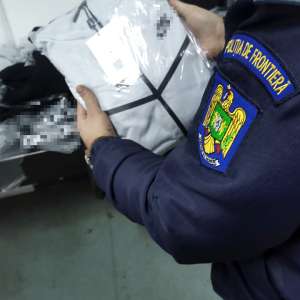 Bunuri susceptibile a fi contrafăcute, în valoare de peste 70.000 lei, descoperite de polițiștii de frontieră giurgiuveni