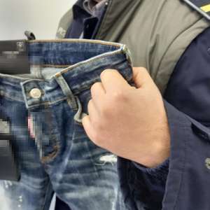 Bunuri susceptibile a fi contrafăcute în valoare de 20.000 lei, descoperite la P.T.F. Călăraşi