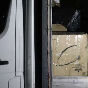 Doi bărbați care transportau țigări de contrabandă în valoare de 40.000 de lei au fost prinși de poliţiştii de frontieră suceveni