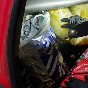 520 pachete de țigări fără documente de proveniență descoperite într-o mașină