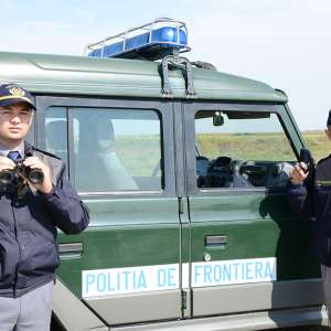 Unsprezece cetățeni străini, opriţi în tentativă de trecere ilegală