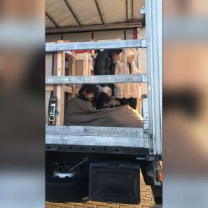 24 de cetățeni străini depistați în două mijloace de transport de polițiștii de frontieră arădeni