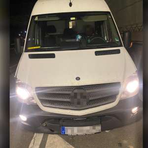 24 de cetățeni străini depistați în două mijloace de transport de polițiștii de frontieră arădeni