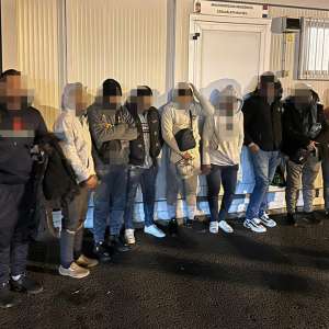 20 de cetățeni străini care intenţionau să treacă fraudulos frontiera, găsiţi ascunşi într-un locaș special amenajat dintr-o autoutilitară