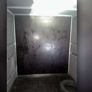 20 de cetățeni străini care intenţionau să treacă fraudulos frontiera, găsiţi ascunşi într-un locaș special amenajat dintr-o autoutilitară