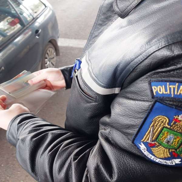 Permis de conducere fals, descoperit la controlul de frontieră ascuns în portdocumentul unui tânăr