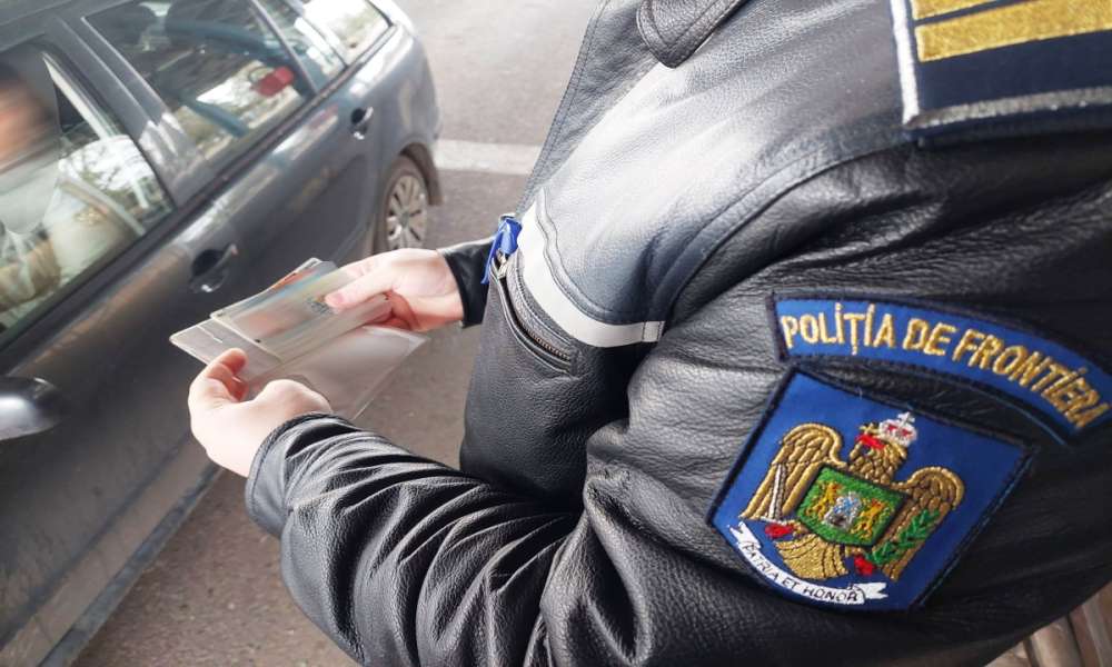Polițiști de frontieră la punctul de trecere a frontierei Polițiști de frontieră la punctul de trecere a frontierei