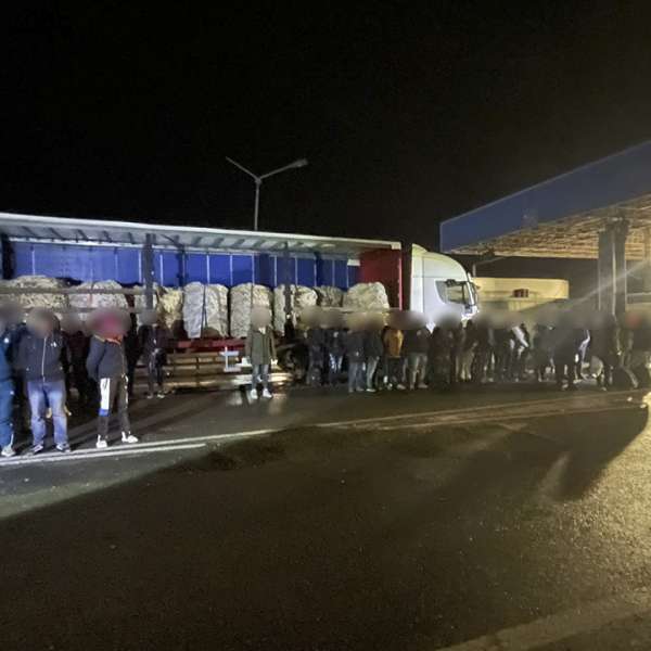 50 de cetăţeni străini depistați ascunși la Nădlac II