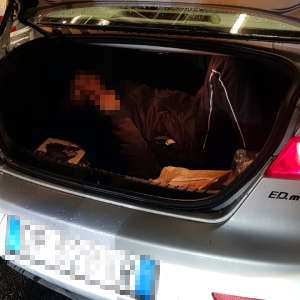 Un cetățean din Bangladesh ascuns în portbagajul unui autoturism, depistat de polițiștii de frontieră de la Nădlac II