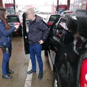 Autoturism fără drept de circulație, descoperit de poliţiştii de frontieră ieşeni