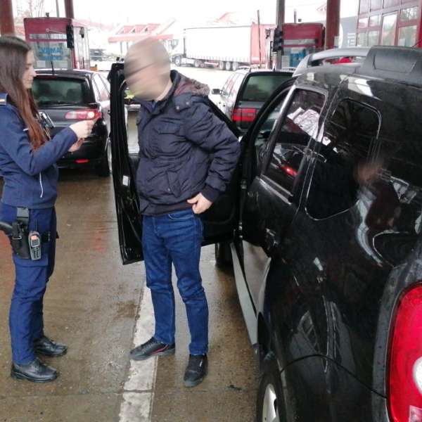 Autoturism fără drept de circulație, descoperit de poliţiştii de frontieră ieşeni