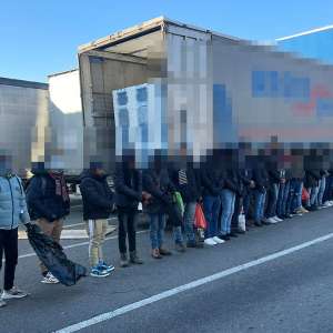 85 de percheziții domiciliare pentru destructurarea unui grup infracțional organizat, specializat în specializat in trafic de migranți