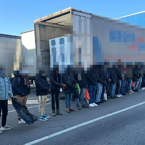 85 de percheziții domiciliare pentru destructurarea unui grup infracțional organizat, specializat în trafic de migranți