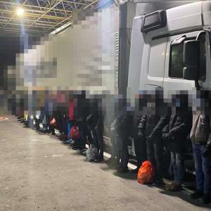 85 de percheziții domiciliare pentru destructurarea unui grup infracțional organizat, specializat în specializat in trafic de migranți