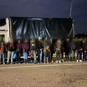 85 de percheziții domiciliare pentru destructurarea unui grup infracțional organizat, specializat în specializat in trafic de migranți