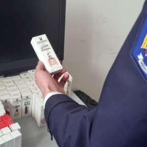 Cantitate considerabilă de bunuri susceptibile a fi contrafăcute, cafea și țigarete, descoperită în P.T.F. Giurgiu