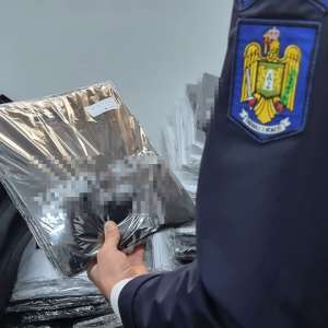 Cantitate considerabilă de bunuri susceptibile a fi contrafăcute, cafea și țigarete, descoperită în P.T.F. Giurgiu
