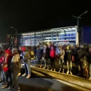 67 de cetăţeni străini ascunși în două mijloace de transport, depistați de polițiștii de frontieră de la Nădlac II