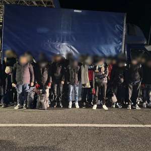 Nădlac II / Doi cetățeni români sunt cercetați pentru trafic de migranți, după ce în mașinile pe care le conduceau au fost descoperiți peste 70 de migranţi