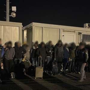 Nădlac II / Doi cetățeni români sunt cercetați pentru trafic de migranți, după ce în mașinile pe care le conduceau au fost descoperiți peste 70 de migranţi