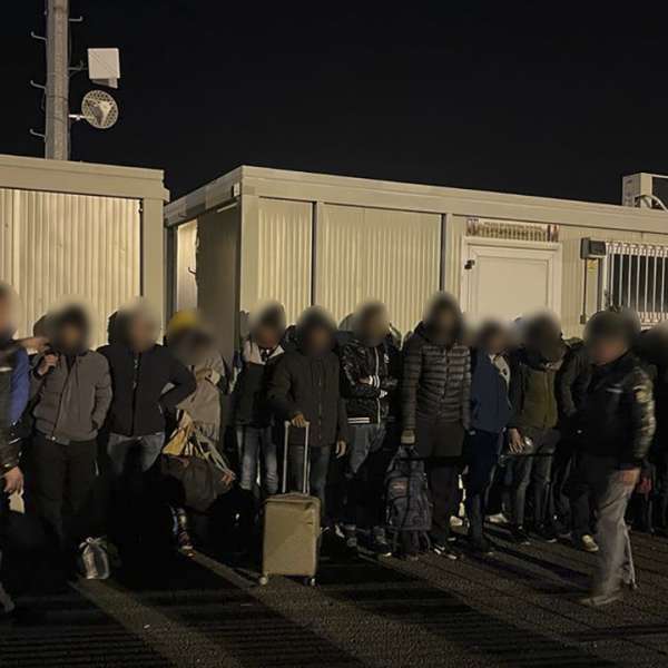 Nădlac II / Doi cetățeni români sunt cercetați pentru trafic de migranți, după ce în mașinile pe care le conduceau au fost descoperiți peste 70 de migranţi