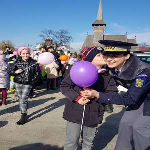 Câinele Athos a prins ,,infractorul”, spre deliciul a peste 100 de copii, veniți în vizită la Poliția de Frontieră Sighetu Marmației
