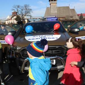 Câinele Athos a prins ,,infractorul”, spre deliciul a peste 100 de copii, veniți în vizită la Poliția de Frontieră Sighetu Marmației