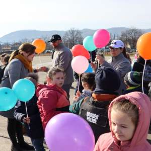 Câinele Athos a prins ,,infractorul”, spre deliciul a peste 100 de copii, veniți în vizită la Poliția de Frontieră Sighetu Marmației