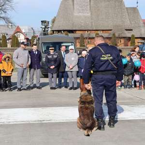 Câinele Athos a prins ,,infractorul”, spre deliciul a peste 100 de copii, veniți în vizită la Poliția de Frontieră Sighetu Marmației