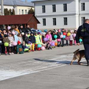 Câinele Athos a prins ,,infractorul”, spre deliciul a peste 100 de copii, veniți în vizită la Poliția de Frontieră Sighetu Marmației