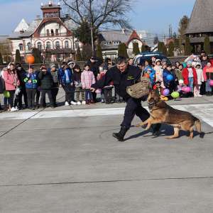 Câinele Athos a prins ,,infractorul”, spre deliciul a peste 100 de copii, veniți în vizită la Poliția de Frontieră Sighetu Marmației