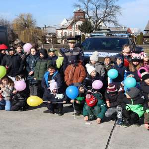 Câinele Athos a prins ,,infractorul”, spre deliciul a peste 100 de copii, veniți în vizită la Poliția de Frontieră Sighetu Marmației