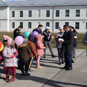 Câinele Athos a prins ,,infractorul”, spre deliciul a peste 100 de copii, veniți în vizită la Poliția de Frontieră Sighetu Marmației