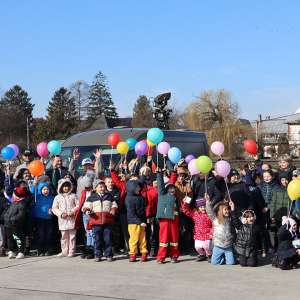 Câinele Athos a prins ,,infractorul”, spre deliciul a peste 100 de copii, veniți în vizită la Poliția de Frontieră Sighetu Marmației