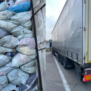 Aproximativ 17 tone produse second hand, oprite la intrarea în țară