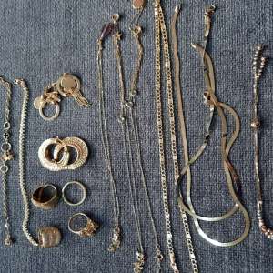 Bijuterii, estimate la o valoare de peste 100.000 lei, descoperite la PTF Giurgiu