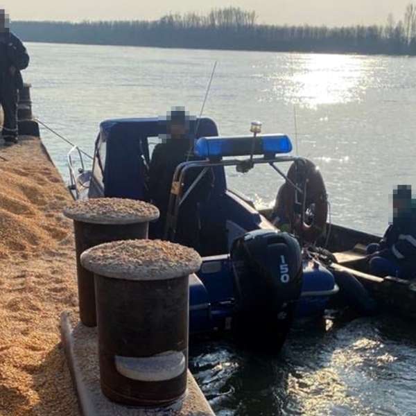 Două persoane prinse în flagrant de polițiștii de frontieră în timp ce sustrăgeau cereale de pe o barjă