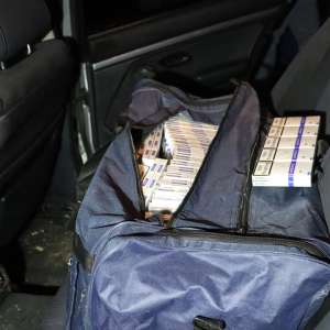 Doi tineri, cercetați pentru contrabandă, au rămas fără BMW și fără țigări