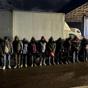 Cetățeni din Maroc şi Bangladesh, depistaţi într-o autoutilitară. Intenţionau să treacă fraudulos frontiera