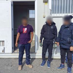 30 de cetăţeni străini,  depistați ascunși în mijloace de transport la Nădlac II