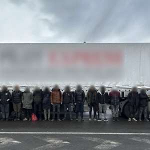 30 de cetăţeni străini,  depistați ascunși în mijloace de transport la Nădlac II