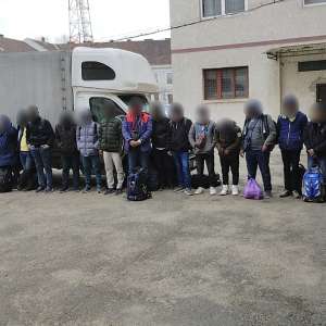 25 de cetăţeni străini depistați într-o autoutilitară. Şoferul, cetăţean român, arestat preventiv pentru trafic de migranţi