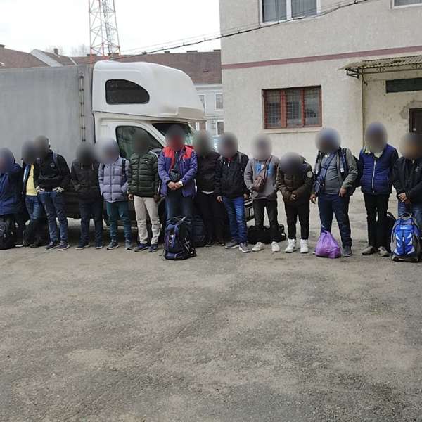 25 de cetăţeni străini depistați într-o autoutilitară. Şoferul, cetăţean român, arestat preventiv pentru trafic de migranţi