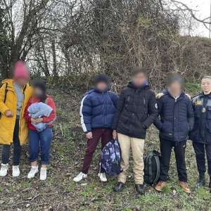 Cinci cetățeni străini, opriţi în tentativă de trecere ilegală