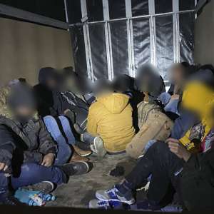 Nădlac II: 26 de cetățeni străini depistați ascunși în două autoutilitare