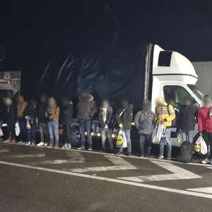 Nădlac II: 26 de cetățeni străini depistați ascunși în două autoutilitare