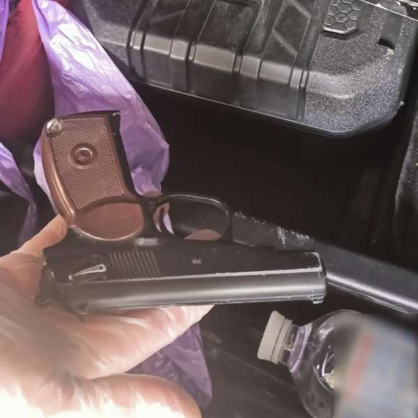 Armă descoperită ascunsă în locașul roții de rezervă, într-un autoturism