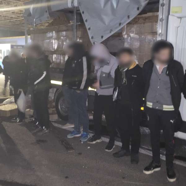 14 cetățeni sirieni depistați ascunși într-o autoutilitară