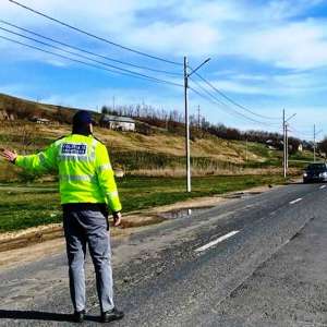 Și-a lăsat prietenul la volan și s-au ales amândoi cu dosare penale